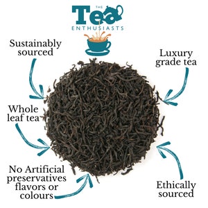 Puede incluir: Primer plano de t&eacute; negro en hojas sueltas. El t&eacute; se obtiene de forma sostenible, es de origen &eacute;tico y est&aacute; hecho con hojas enteras. El t&eacute; tambi&eacute;n est&aacute; libre de conservantes, sabores y colores artificiales. El texto "THE Tea ENTHUSIASTS" es visible en la imagen.