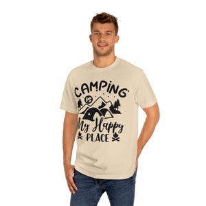 「キャンプは私の幸せな場所」Tシャツ、アウトドア愛好家向けシャツ、自然愛好家へのギフト、楽しいキャンプの名言Tシャツ、キャンパーへのギフト