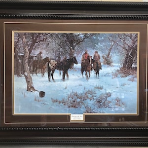 Könnte beinhalten: Gerahmter Druck eines Gemäldes, das drei Cowboys auf Pferden zeigt, die durch einen schneebedeckten Wald reiten. Das Gemälde trägt den Titel "Unexpected in the Snow" von Martin Grelle.