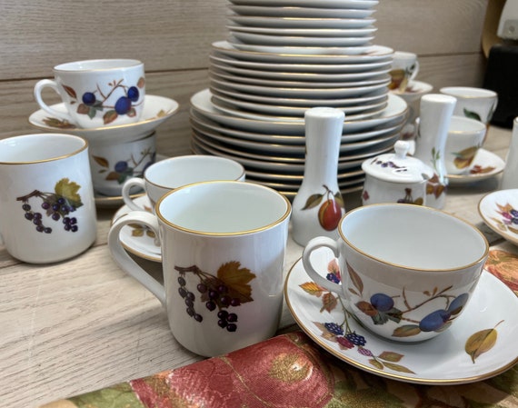 56 Piece Evesham Gold 22K Trim 1961 Royal Worcester England Dinner