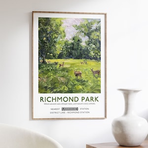 Può includere: Un poster in stile vintage con un dipinto di un campo verde con cervi e alberi. Il poster ha il testo "Richmond Park" e "Where ancient oaks whisper tales, and nature's story unfolds." Dice anche "Nearest Underground Station" e "District Line - Richmond Station."