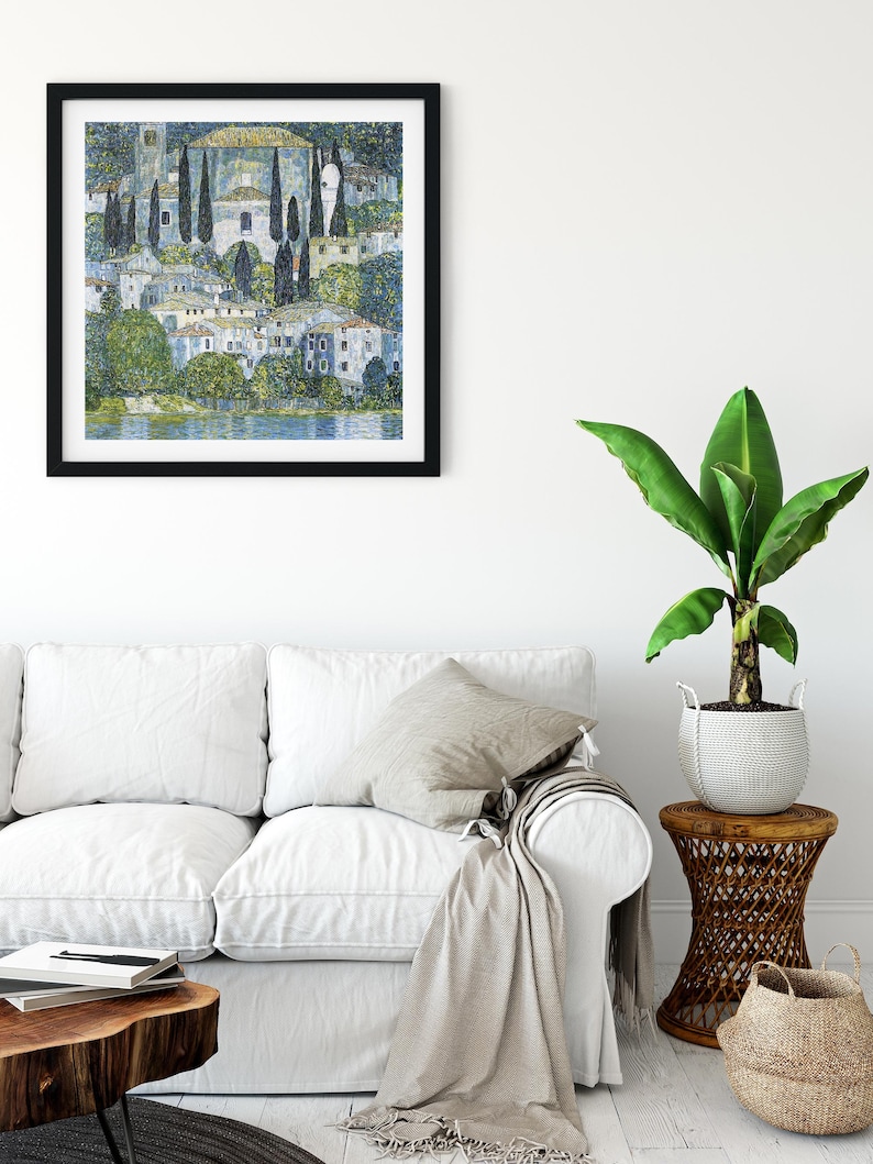 Puede incluir: Una pintura enmarcada de un paisaje con un pueblo y un lago. La pintura est&aacute; realizada en estilo puntillista, con peque&ntilde;os puntos de color que crean la imagen. Los colores son principalmente azul, verde y blanco.