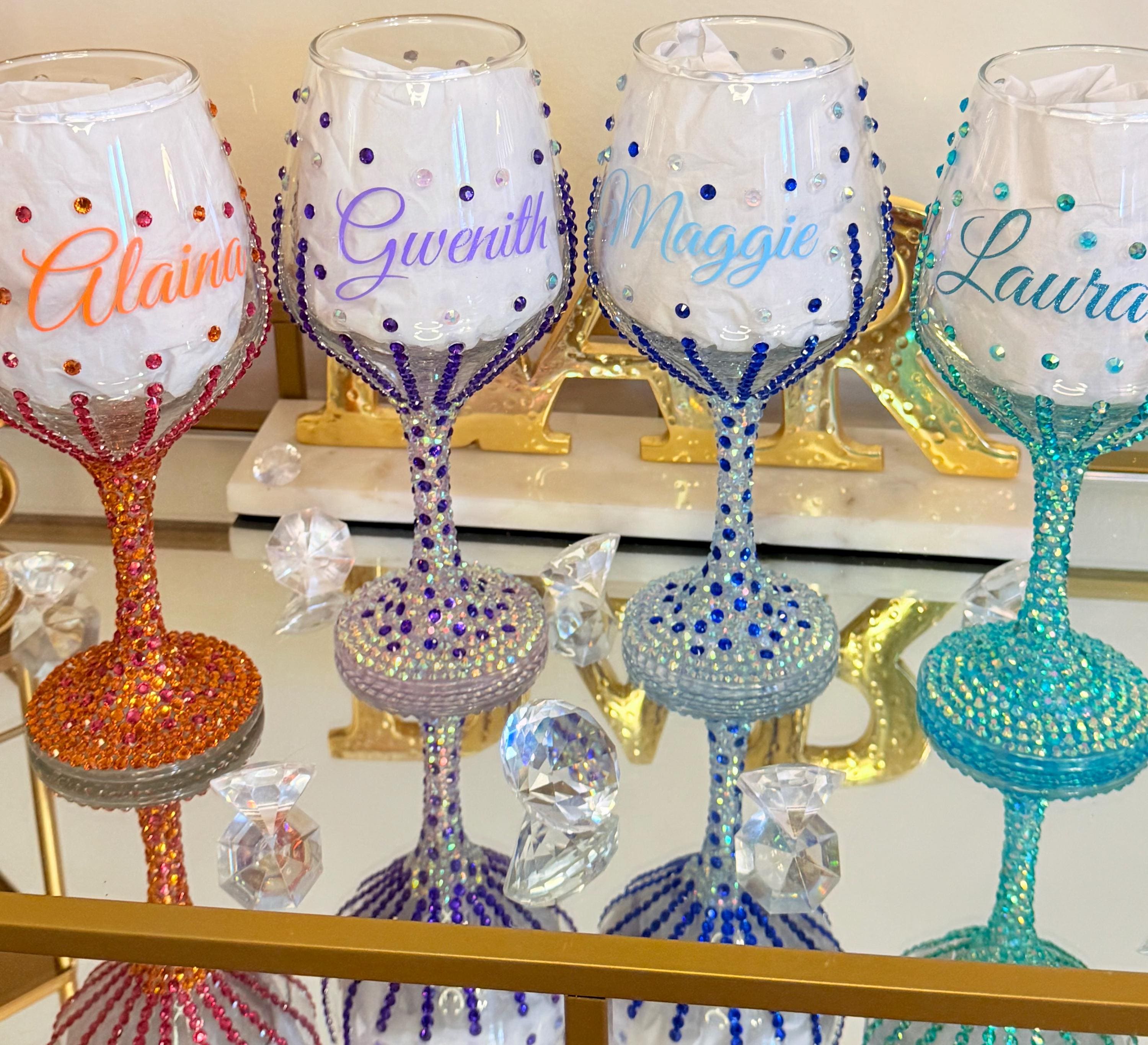 BENECREAT 24 PCS Acrylique Verre à Vin Charme, Breloque en Verre à Vin avec Pompon Perlé BENECREAT 24 PCS Acrylique Verre à Vin Charme, Breloque en Verre à Vin avec Pompon Perlé
