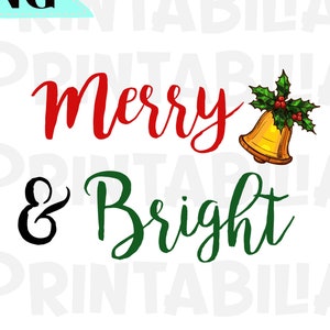 Könnte beinhalten: Festliche Grafik mit den Worten "Merry & Bright" in roter und grüner Schrift. Rechts befindet sich eine goldene Glocke mit Stechpalmen und Beeren. In der oberen linken Ecke befindet sich ein türkisfarbenes Banner mit dem Wort "PNG".