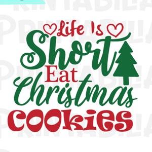 Könnte beinhalten: Grün-rotes Grafikdesign mit dem Text "Life is Short Eat Christmas Cookies" und einem kleinen grünen Weihnachtsbaum.