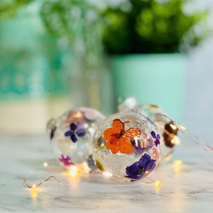 Pressed Flower Bauble Christmas Ornament Ball, Antique Glass-Look Christmas Decor, Beautiful Holiday Decorations, Wedding Decor