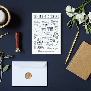 Puede incluir: Una hoja de papel blanco con letras negras que dice "Sentiment Stickers" e incluye una variedad de frases como "Thinking of you", "Get Well Soon" y "Hugs for your Journey".