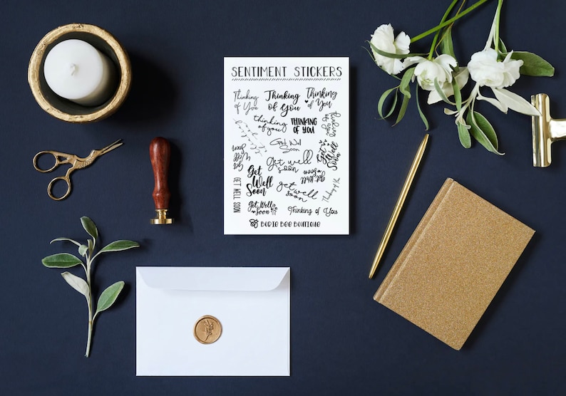 Puede incluir: Una hoja de papel blanco con letras negras que dice "Sentiment Stickers" e incluye una variedad de frases como "Thinking of you", "Get Well Soon" y "Hugs for your Journey".