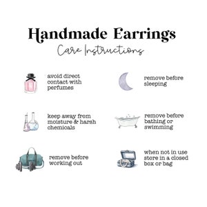 Op de afbeelding: Een ge&iuml;llustreerde gids voor de verzorging van handgemaakte oorbellen. De tekst luidt "Handmade Earrings Care Instructions". De gids bevat illustraties van een parfumfles, laboratoriumapparatuur, een maan, een badkuip, een sporttas en een sieradendoos.