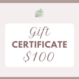 Peut inclure: Un chèque-cadeau avec un fond blanc et une bordure marron. Les mots "Gift Certificate" sont en écriture cursive, avec "CERTIFICATE" en gras, sans empattement. La valeur est de 100 $.