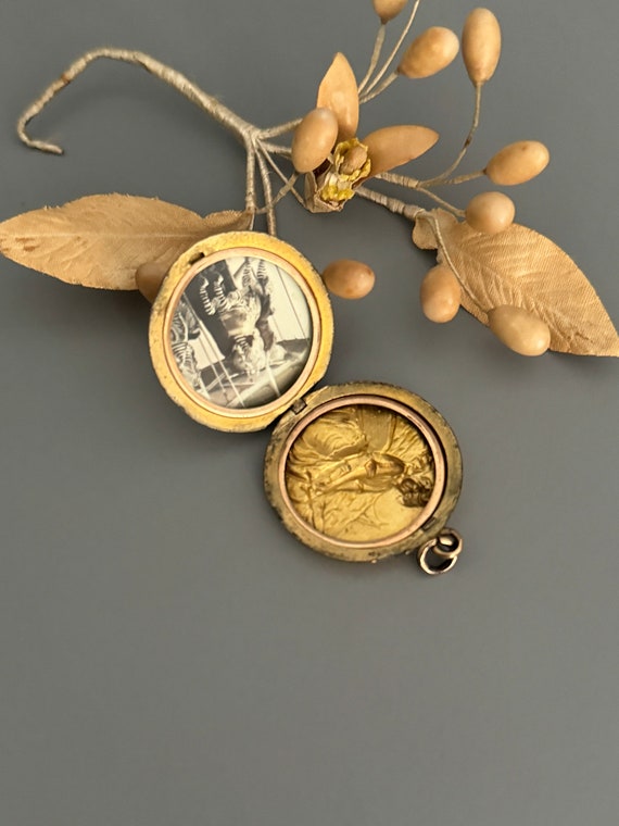 Antique Locket Woman in Boat Gold Cased - image 4