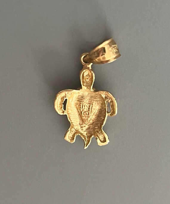 14k Gold Opal Inlay Turtle Pendant - image 3