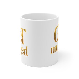 Puede incluir: Taza de caf&eacute; de cer&aacute;mica blanca con letras doradas que dicen "Get mugged".