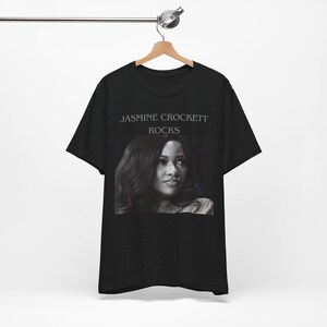 Jasmine Crockett Rocks Tee: maglietta unisex con dichiarazione politica