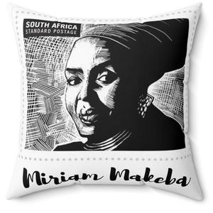 Peut inclure: Illustration en noir et blanc de Miriam Makeba sur un oreiller blanc avec le texte "South Africa Standard Postage" et "Miriam Makeba".