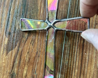 belle croix en vitrail irisé
