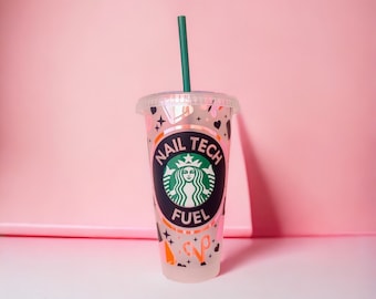 Könnte beinhalten: Ein durchsichtiger Kunststoffbecher mit grünem Strohhalm und Deckel. Der Becher hat ein Starbucks-Logo mit den Worten "NAIL TECH FUEL" und Nagelkunst-Grafiken in Pink, Orange und Schwarz. Der Hintergrund ist einfarbig rosa.