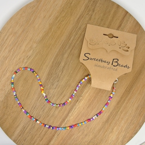 Collier ras de cou en perles de rocaille colorées, fermoir en argent