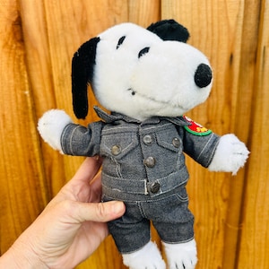 Peluche vintage Baby Snoopy United Feature Syndicates Made in Korea NIB 1968 Peanuts Plushy Denim Suit Snoopy Patch