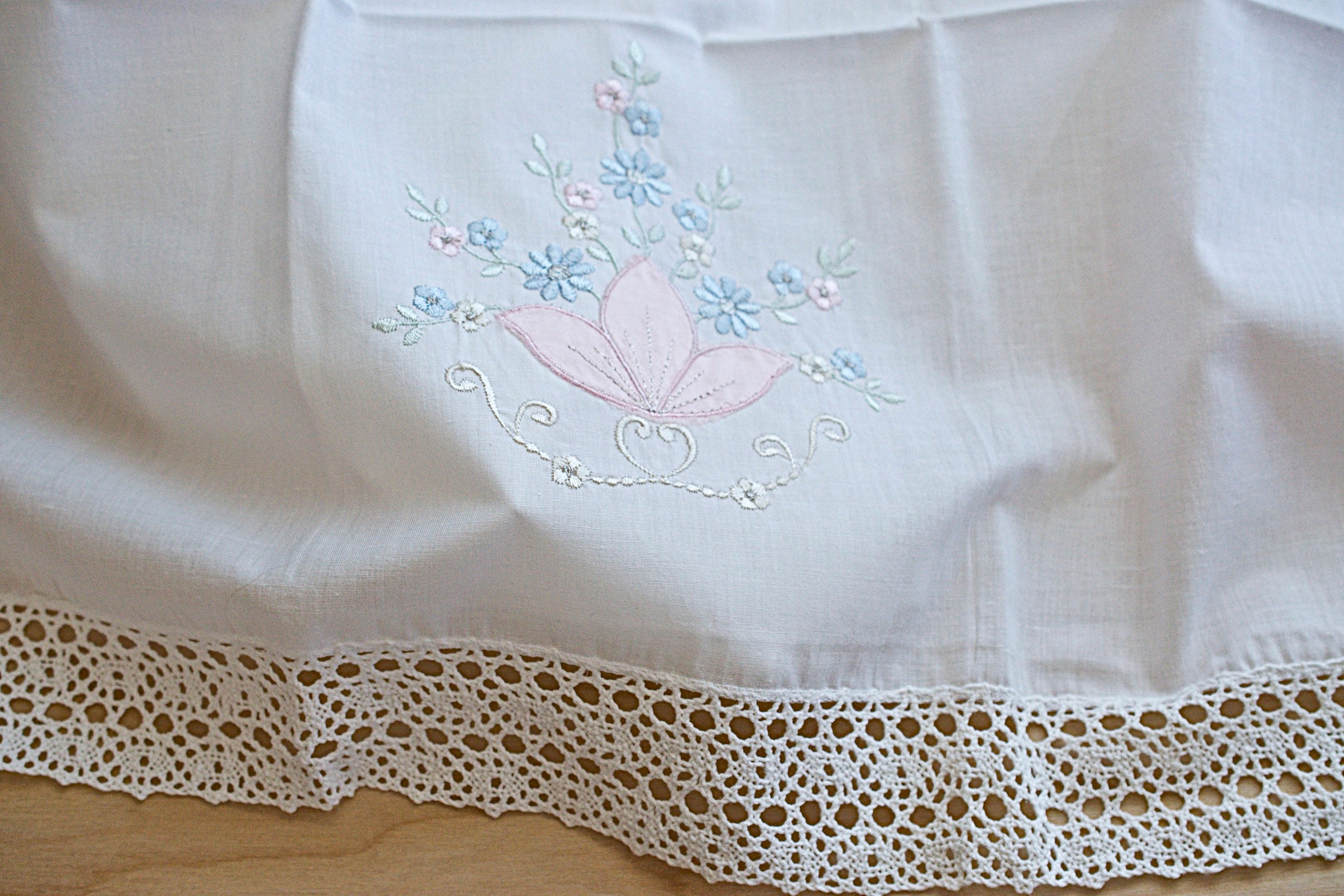 Serviette De Bain Vintage Cannon – Bourgogne – Coton Sculpté Floral – USA 60s