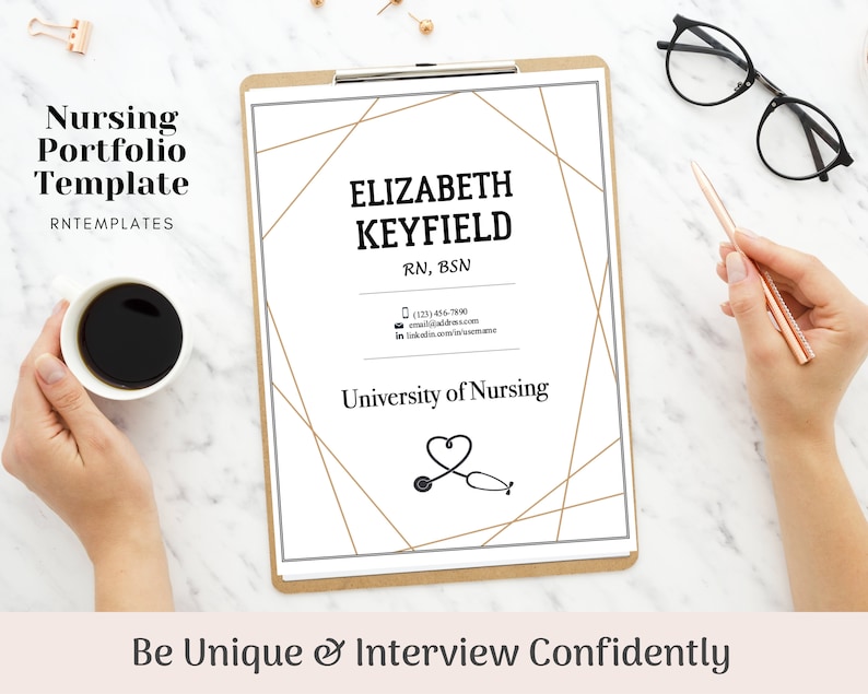 K&ouml;nnte beinhalten: Eine wei&szlig;e Vorlage f&uuml;r ein Pflegeportfolio mit einem goldenen geometrischen Design. Die Vorlage enth&auml;lt den Text "Nursing Portfolio Template", "RNTEMPLATES", "ELIZABETH KEYFIELD", "RN, BSN", "(123) 456-7890", "email address.com", "in linkedin.com/in/username", und "University of Nursing". Die Vorlage enth&auml;lt auch ein Stethoskop mit einem Herzsymbol.