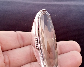 Anillo de cuarzo ahumado hecho a mano, con banda de plata de ley.