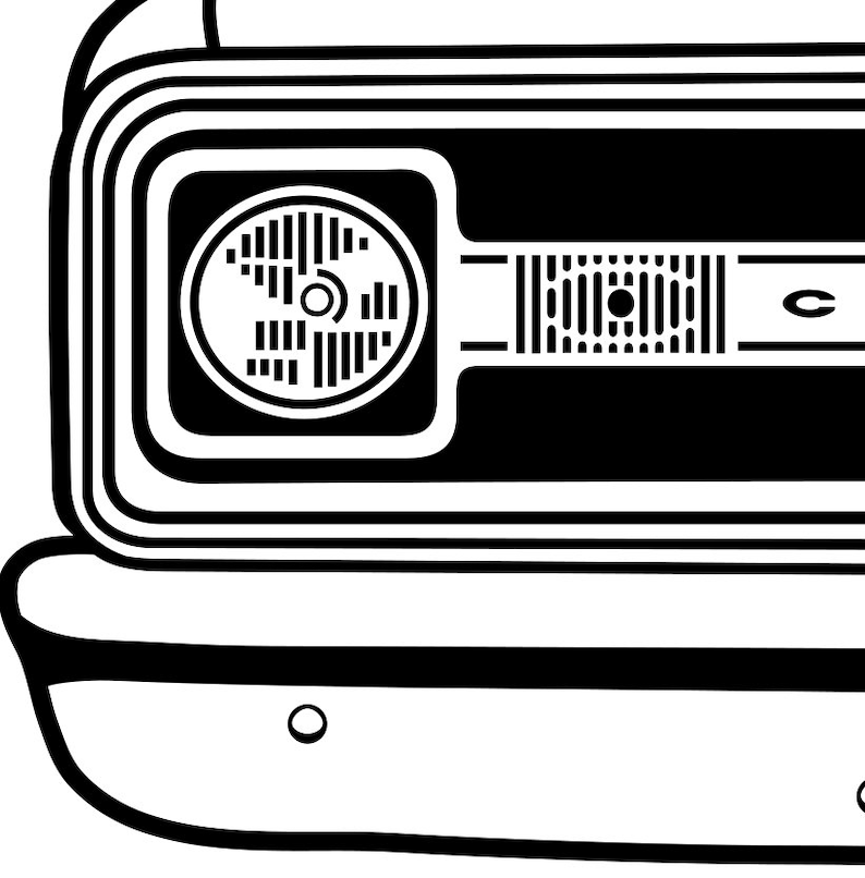 Pu&ograve; includere: Illustrazione in bianco e nero della parte anteriore di un'auto d'epoca, con un faro rotondo e una griglia orizzontale con un piccolo dettaglio circolare.