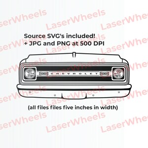 Pu&ograve; includere: Illustrazione in bianco e nero a linee di una griglia di un camion Chevrolet con la parola "CHEVROLET" al centro. L'immagine include il testo "Source SVG's included! + JPG and PNG at 500 DPI" e "(all files five inches in width)".