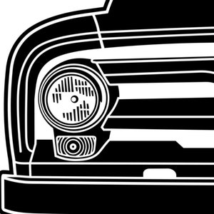 Op de afbeelding: Zwart-witte illustratie van de voorkant van een vintage pick-up truck. De truck heeft een grote, ronde koplamp en een horizontale grille met meerdere balken.