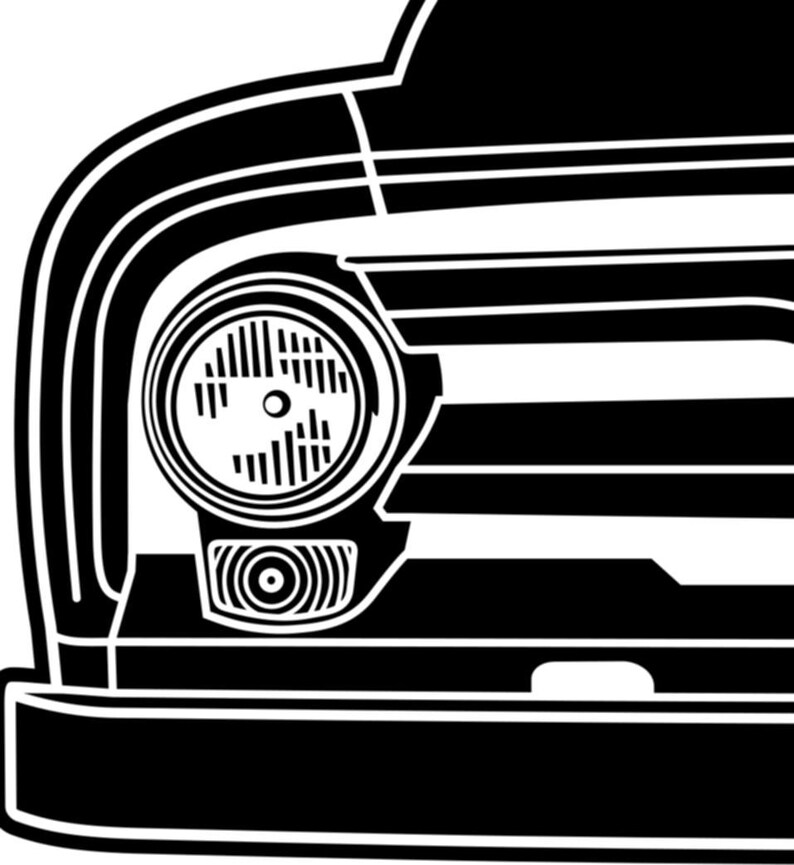 Op de afbeelding: Zwart-witte illustratie van de voorkant van een vintage pick-up truck. De truck heeft een grote, ronde koplamp en een horizontale grille met meerdere balken.