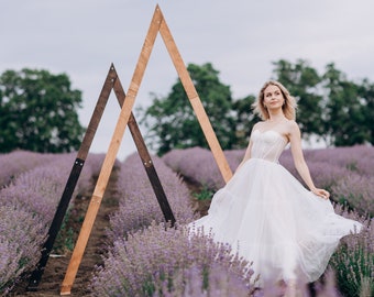 Arco de boda, cenador de boda de madera triangular, pieza central de la ceremonia de boda, arco de boda boho, telón de fondo de la foto de la boda al aire libre