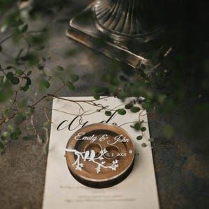 Boîte à bagues personnalisée en bois naturel avec noms personnalisés, souvenir de cérémonie de mariage rustique