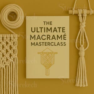 Op de afbeelding: Een boek getiteld "THE ULTIMATE MACRAMÉ MASTERCLASS" met een macramé-ontwerp op de cover, naast macramé-koord en een afgewerkt macramé-stuk. De achtergrond is een effen mosterdgele kleur. De macramé-stukken zijn gemaakt van een natuurlijk, gebroken wit koord.