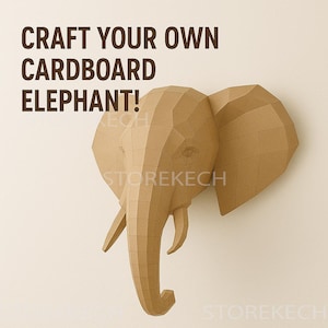 Könnte beinhalten: Eine geometrische Papp-Elefantenkopfskulptur in Beige- und Brauntönen. Der Text "CRAFT YOUR OWN CARDBOARD ELEPHANT!" ist oben in Dunkelbraun aufgedruckt. Die Skulptur ist an einer hellbeigen Wand befestigt.