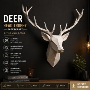 Peut inclure: Un trophée de tête de cerf en papier géométrique blanc, monté sur un mur noir. L'œuvre d'art est un projet de décoration murale 3D à faire soi-même. Le texte de l'image indique "DEER HEAD TROPHY - PAPERCRAFT - DIY 3D WALL DECOR".