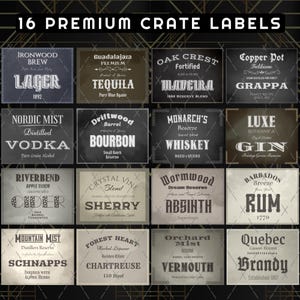 Op de afbeelding: Zestien premium kratetiketten met verschillende alcoholnamen, waaronder Lager, Tequila, Bourbon, Whiskey, Gin, Rum en Brandy. Elk etiket heeft een vintage ontwerp met tekst en decoratieve elementen. De etiketten zijn in een rasterindeling.
