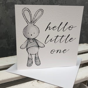 Cartão de bebê novo coelho cinza