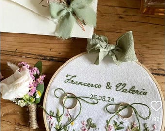 Portafedi ricamato a mano: cuscino per fedi personalizzato