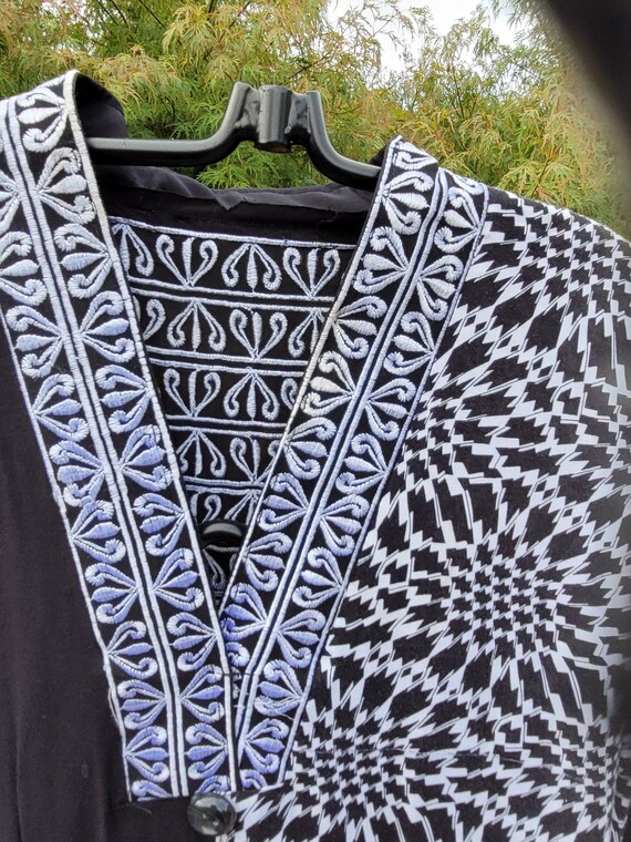 Stylish Vintage Kaftan in A Black and White Print… - image 3