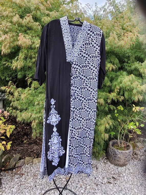 Stylish Vintage Kaftan in A Black and White Print… - image 1