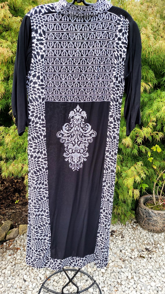 Stylish Vintage Kaftan in A Black and White Print… - image 5