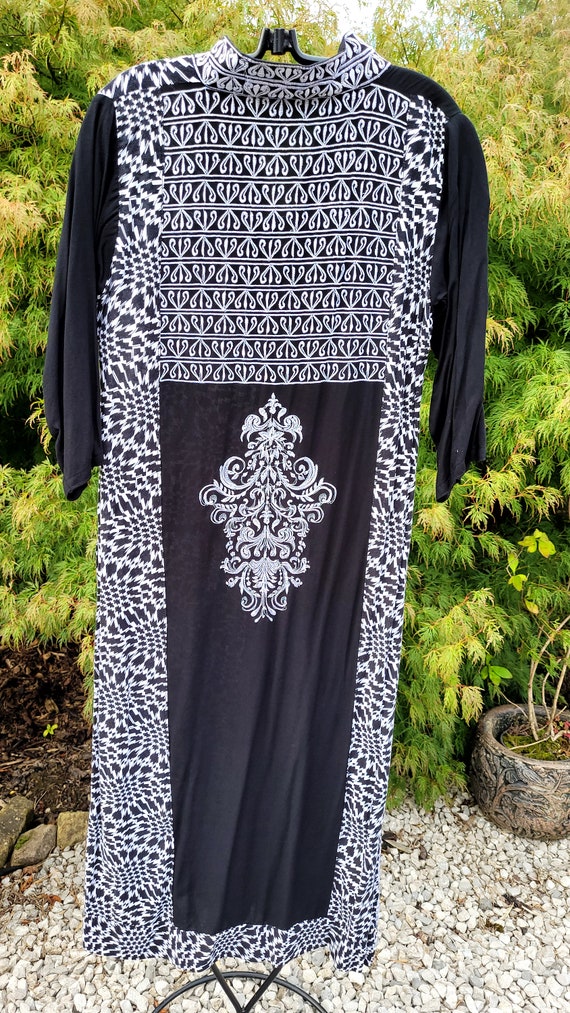 Stylish Vintage Kaftan in A Black and White Print… - image 4