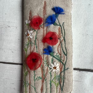 オーガンザとビーズ、フリーモーション刺繍で飾られた美しいブルーのフェルトメガネケース。手作りでユニーク、クリスマスプレゼントに最適。