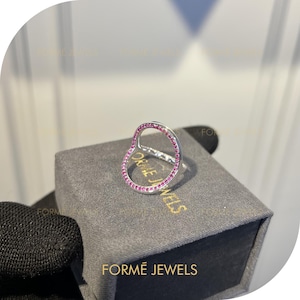 Anillo tres en uno: oro blanco, rubí sintético rojo oculto, zafiro sintético azul.