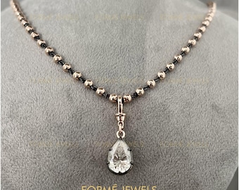 Collar de cadena y bola de moissanita en forma de pera de 4 quilates: oro rosa ennegrecido, engaste de collar georgiano
