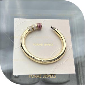 Pink & White Pave Pencil Armreif: 14k Gelbgold schrulliges modernes Statement-Armband, Designer Armreif