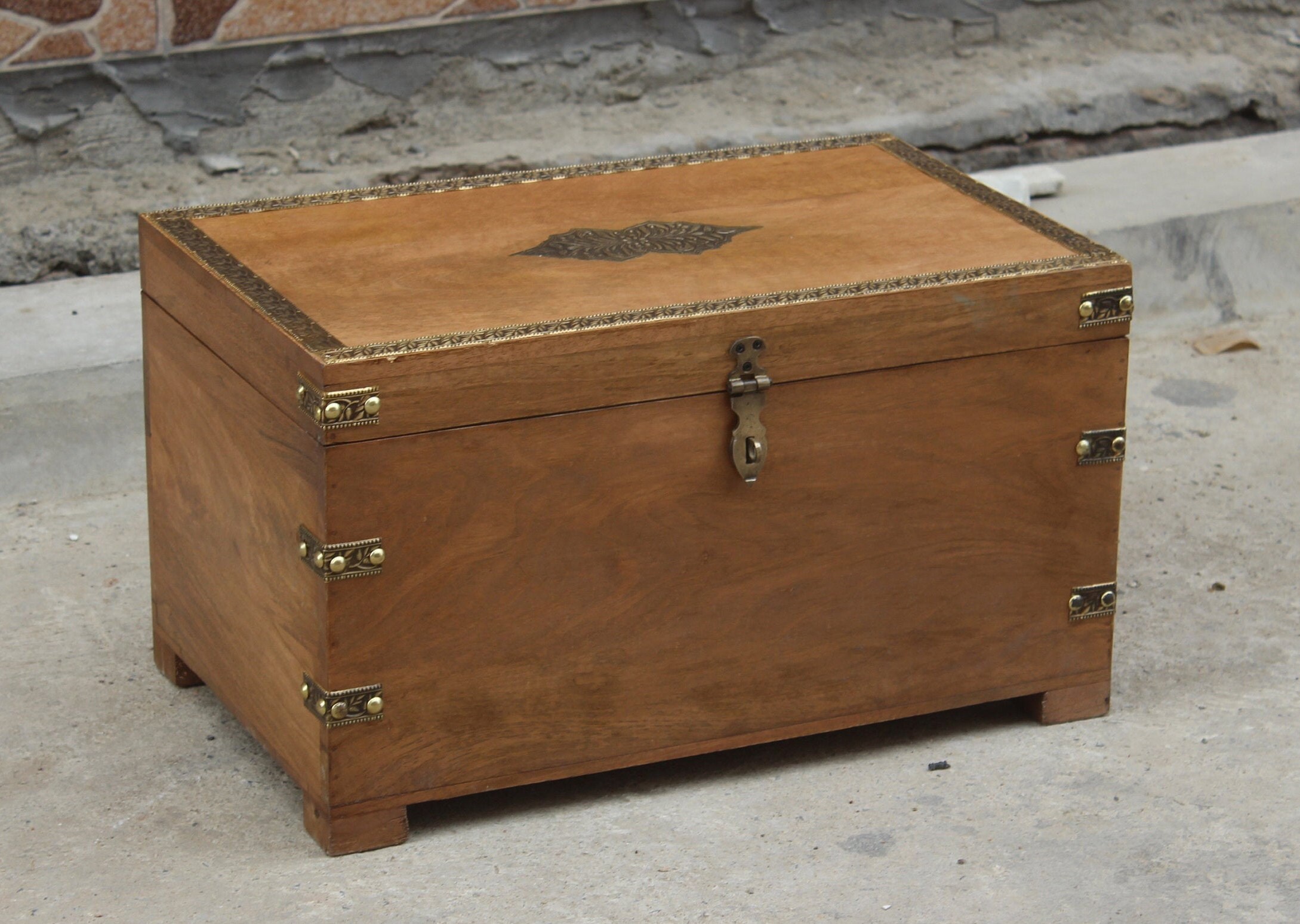 Cofre de almacenamiento de madera de latón indio antiguo | Etsy
