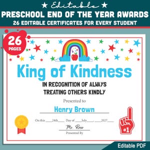 Puede incluir: Un colorido certificado de premio preescolar con el texto "King of Kindness". El certificado presenta gráficos de arcoíris, manzana y estrella. El texto "26 Certificados editables" está en la parte superior. El certificado es para Henry Brown.