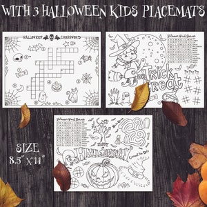 K&ouml;nnte beinhalten: Drei Halloween-Platzsets f&uuml;r Kinder mit Schwarz-Wei&szlig;-Illustrationen. Eines zeigt ein Kreuzwortr&auml;tsel, ein anderes eine Hexe und das dritte einen K&uuml;rbis und eine Wortsuche. Jedes Platzset ist 21,6 cm x 27,9 cm gro&szlig;.