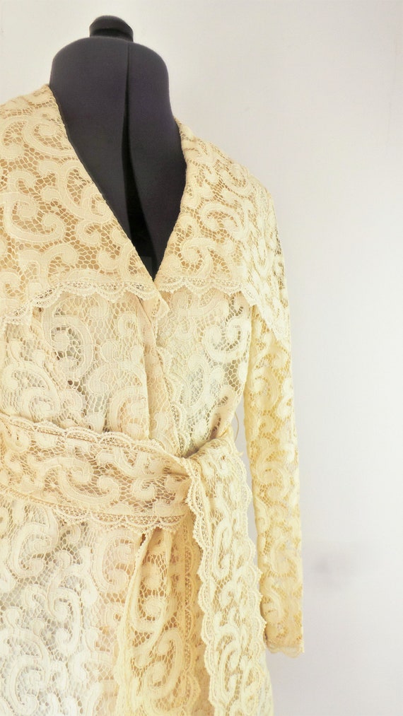 Beautiful 1960s cream lace jacket with statement … - image 2